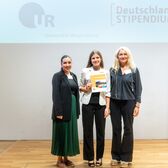 Ingrid Zimmerer und Laura Attiq von der DV Immobilien Management GmbH überreichen das Deutschlandstipendium 2026 an die Stipendiatin Marlene Grandinger, Studentin der Wirtschaftsinformatik an der Universität Regensburg.