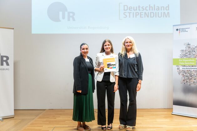 Ingrid Zimmerer und Laura Attiq von der DV Immobilien Management GmbH überreichen das Deutschlandstipendium 2026 an die Stipendiatin Marlene Grandinger, Studentin der Wirtschaftsinformatik an der Universität Regensburg.